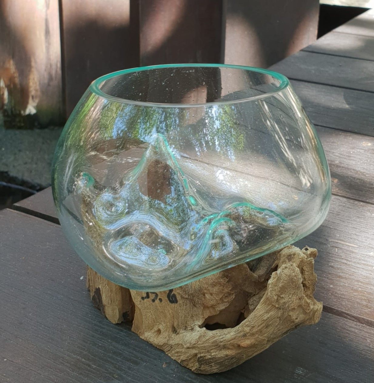 Handgemaakte Gerecycled glas  vaas/kom op whitewash Hout – Uniek Interieurstuk