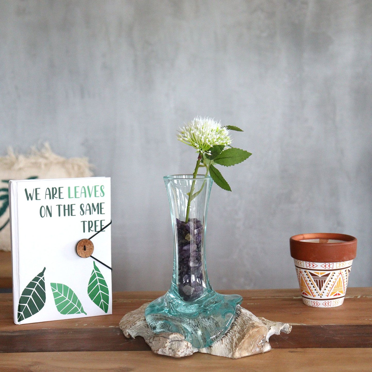 Handgemaakte Gerecycled glas  op whitewash Hout – Uniek Interieurstuk