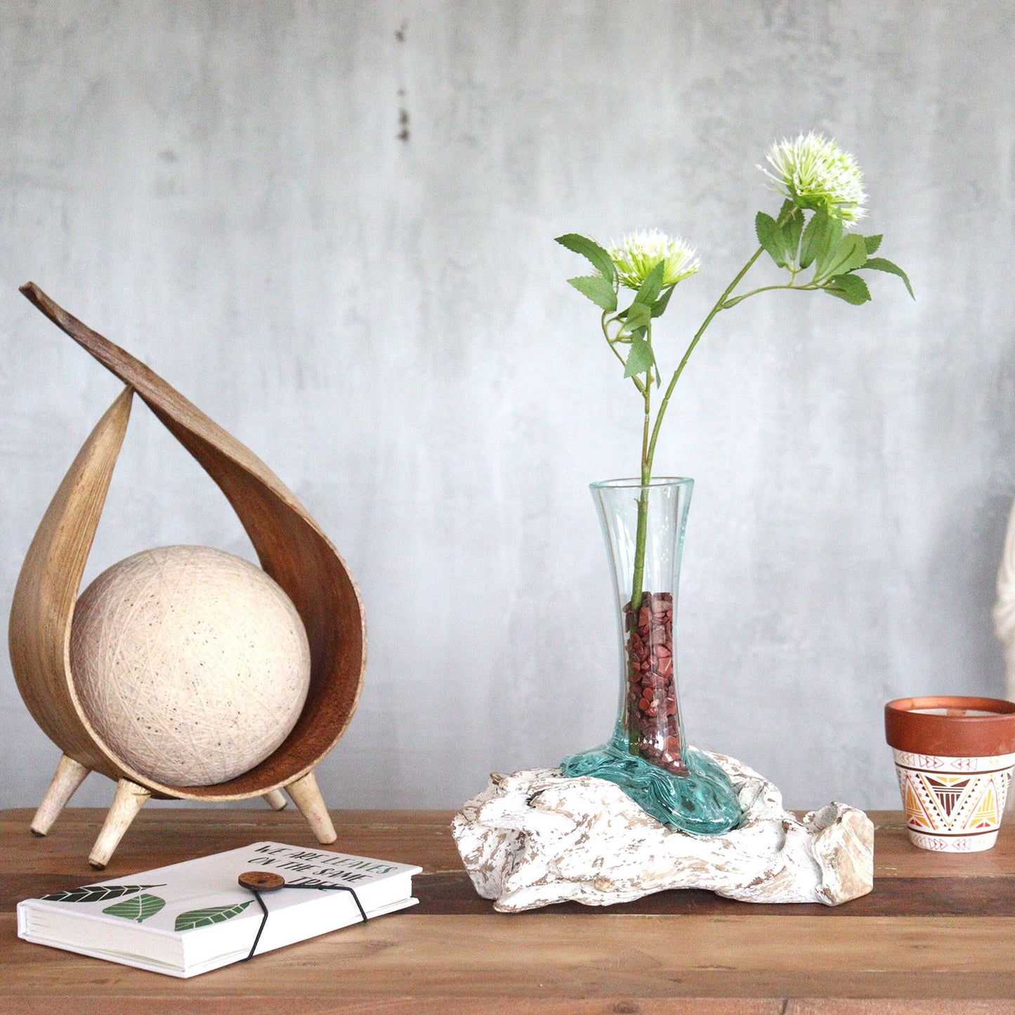 Handgemaakte Gerecycled glas  op whitewash Hout – Uniek Interieurstuk