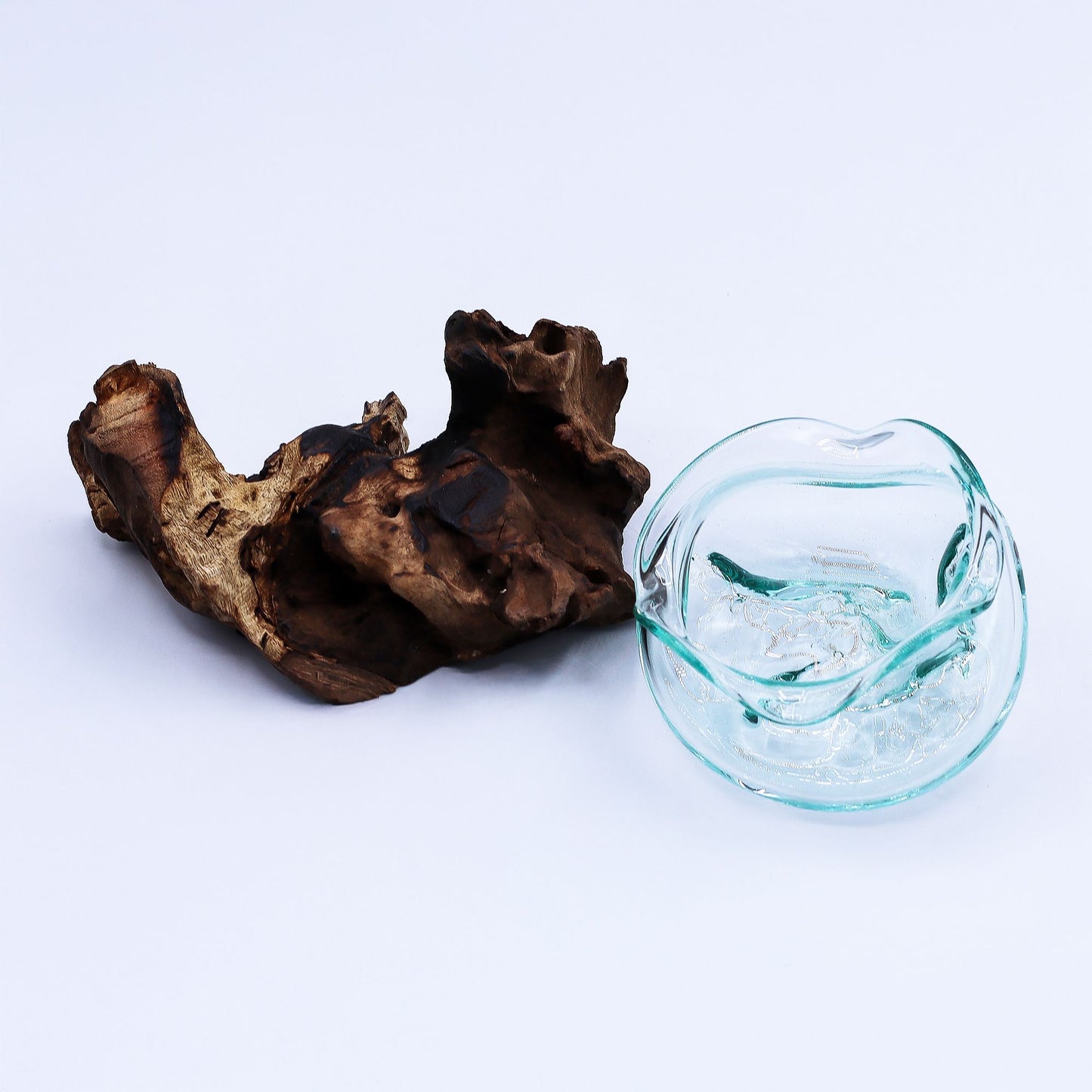 Handgemaakte Gerecycled glas schaaltje op Hout – Uniek Interieurstuk