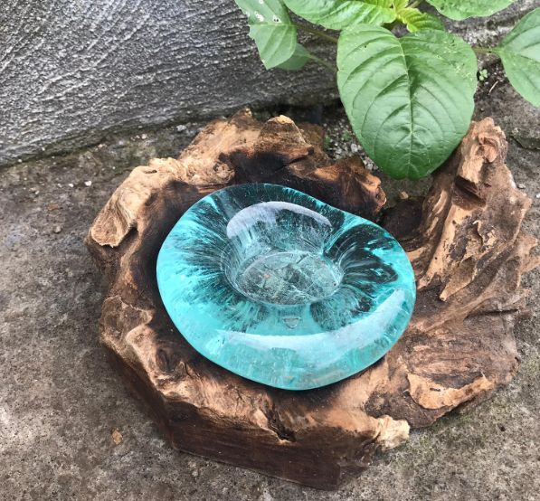 Handgemaakte Gerecycled glas theelichthouder op Hout – Uniek Interieurstuk