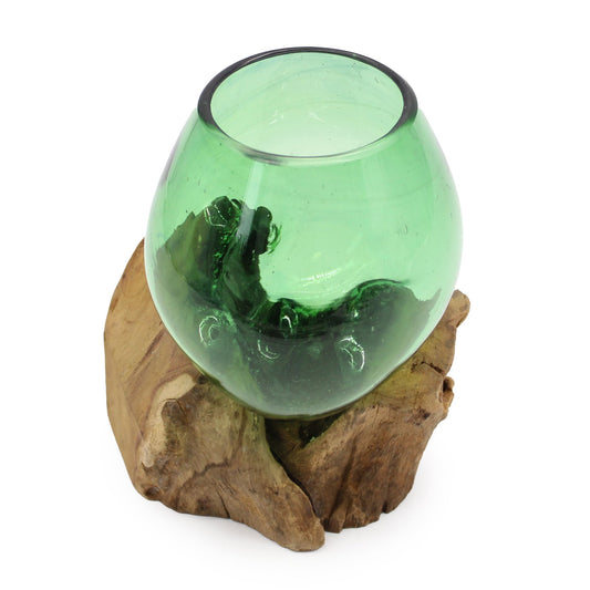 Druppel schaal klein op drijfhout - gerecyclede bierflesjes